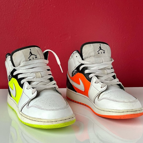 Jordan 1 Mid Notebook - Picture 1 of 9
